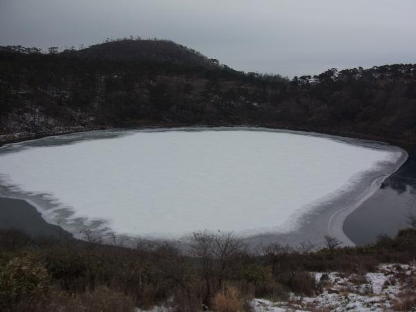 不動池、凍ってます。