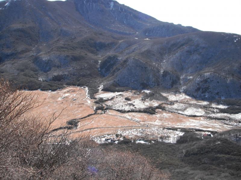 三俣山への途中、坊ガツルを見下ろす。