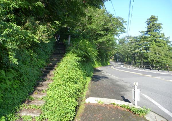 道路の横にある登山口