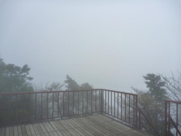 稲村ヶ岳山頂からの眺め。残念ながらガスってました