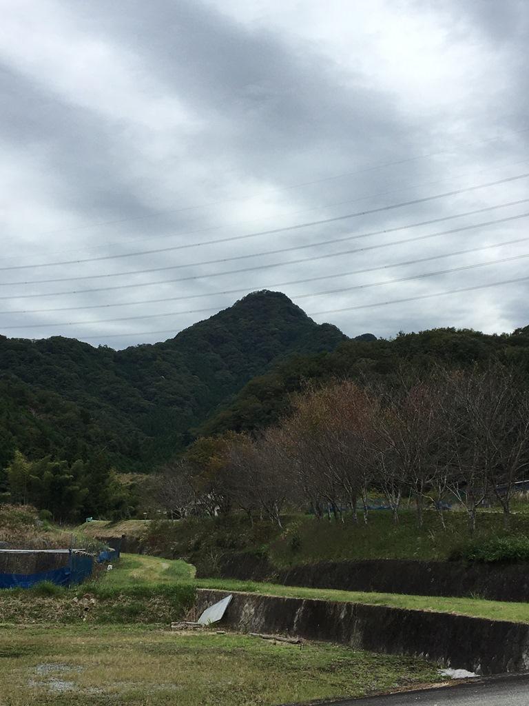 播磨富士とも呼ばれる明神山。突き上げてます。