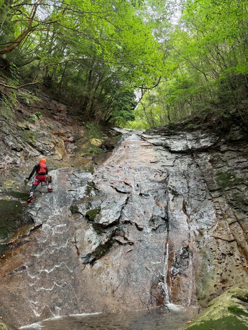 長大なナメに登りごたえのある滝。