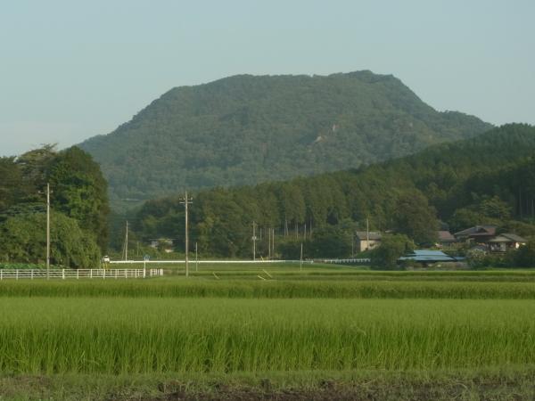 台形の鞍掛山