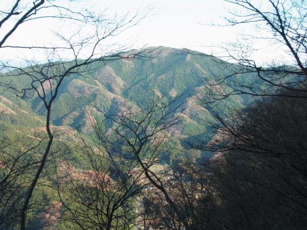 三峰山への稜線より谷倉山。