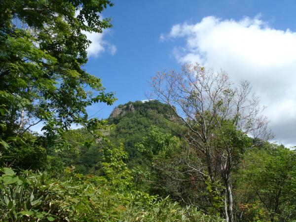 独特な山容の神威岳