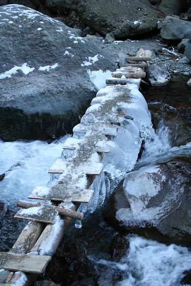 凍った橋はストックを使いながらわたりました