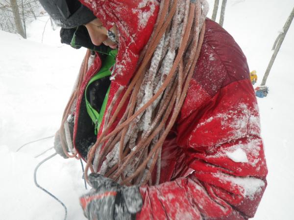 過酷な状況でロープもバキバキに凍ってます。