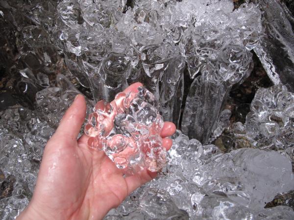 川が凍っていて大興奮