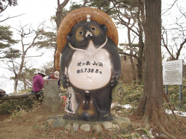 頂上でタヌキがお出迎え