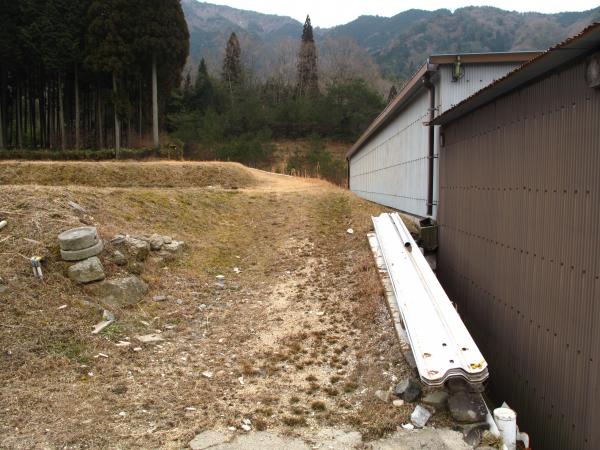 入山口はこちら　人様の田んぼと小屋の間から
