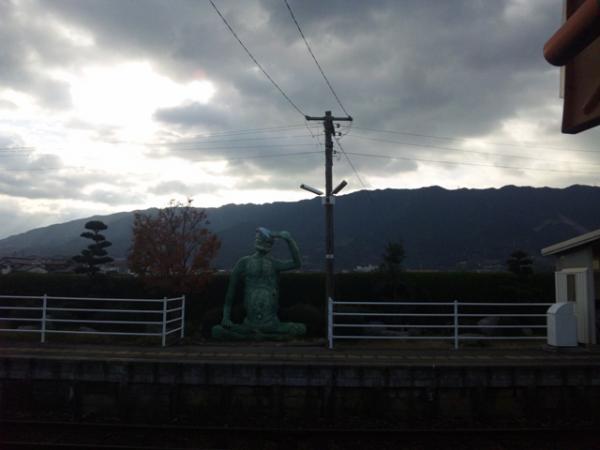 ＪＲ田主丸駅①　上りホームで大きな河童がお出迎えしてくれます★後にそびえ立つのが耳納山地です。