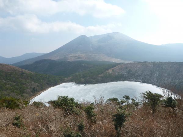 白鳥山山頂より、韓国岳と白紫池。
