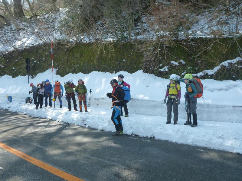 菊岡ガイドから登山前にアドバイスを受けます。