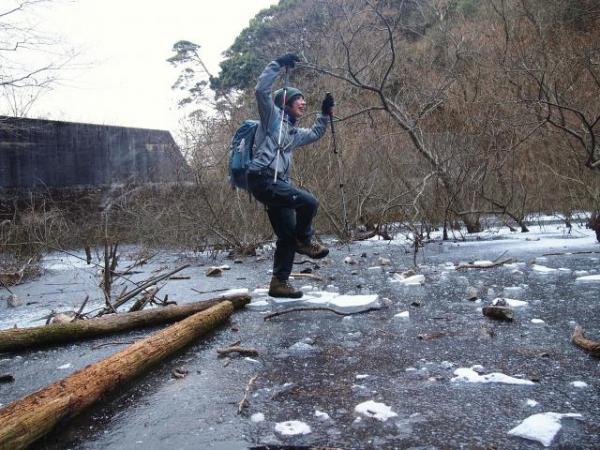 凍った池で。なかなかのチャレンジャーで素晴らしい。