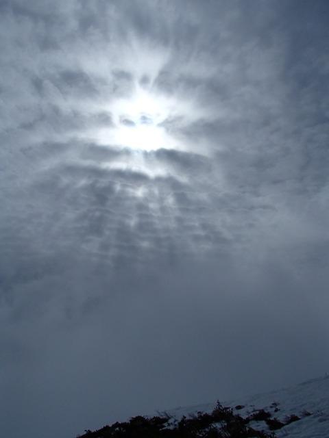 どんどんお天気に向かってる時の太陽と雲