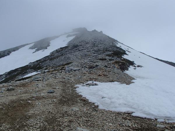 一の越から雄山へ。登山道に雪はありません。落石注意です。