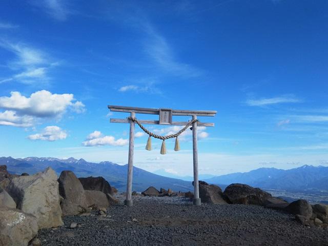 富士山 と  鳥居 と 富士山のカタチをした石のコラボ