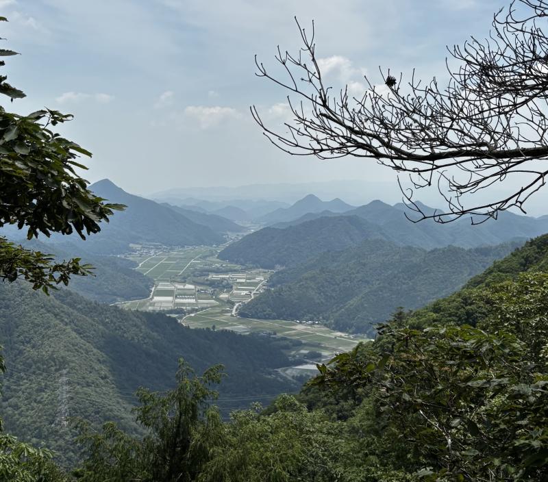里山が一望。絶景が見える天狗岩からの景色。