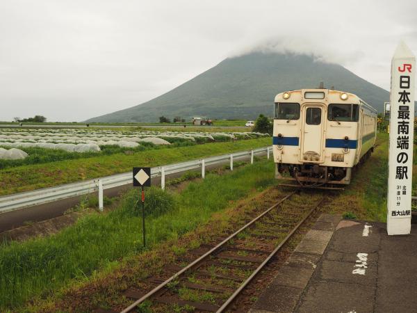 日本最南端の西大山駅の後ろに見えるのが開聞岳