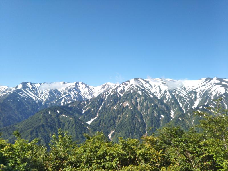 山頂からの飯豊連峰