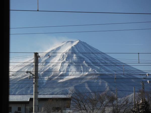 河口湖の駅に降り立つと、もう目の前には美しい富士山が迎えに来てくれている！
