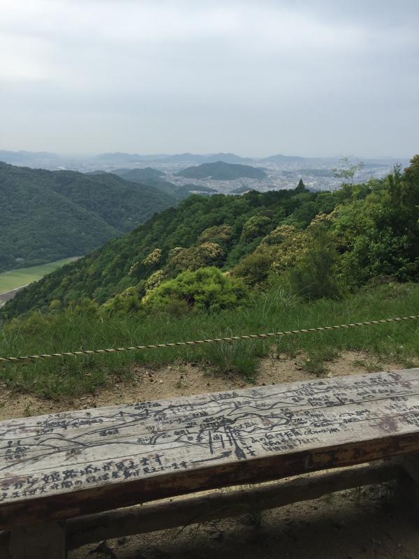 ベンチに手書きの地図。写真ど真ん中の山の左肩の白っぽいのが姫路城です。