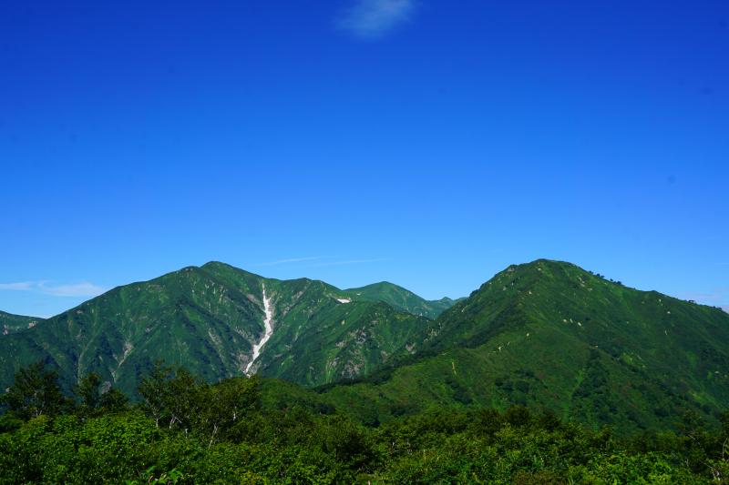 鳥原山から望む大朝日岳（左側）と小朝日岳（右側）