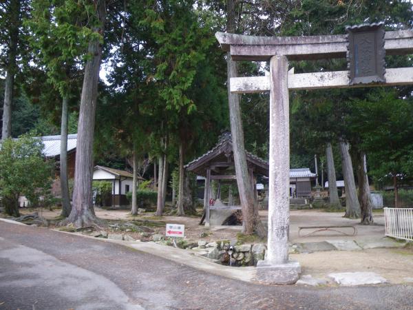 音羽バス停から大炊神社から登山口に入ります。