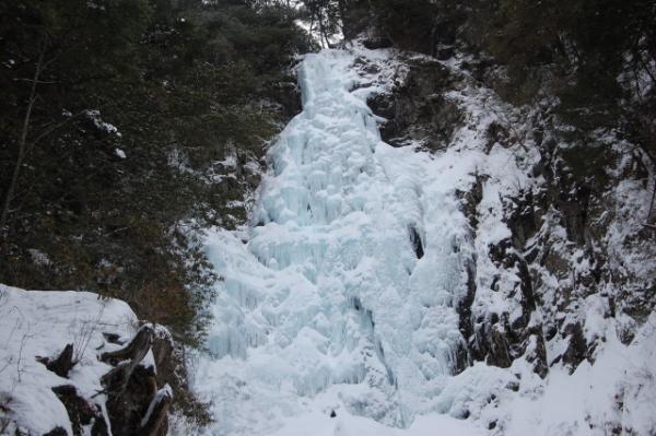 落差８０Ｍの氷瀑。