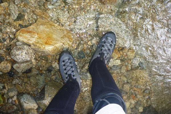 私、祝入渓です。新品の沢靴の中に冷たい水が心地よい。