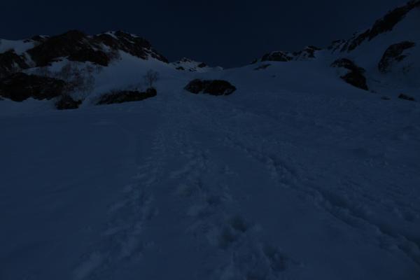 翌朝北穂高岳に向け出発。夜の冷え込みで雪が固めです。