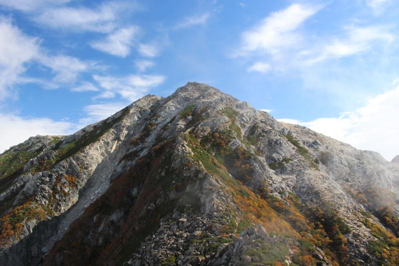 白い岩肌の甲斐駒ケ岳。綺麗な山です。