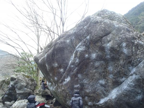 忍者返しの岩は賑わってます