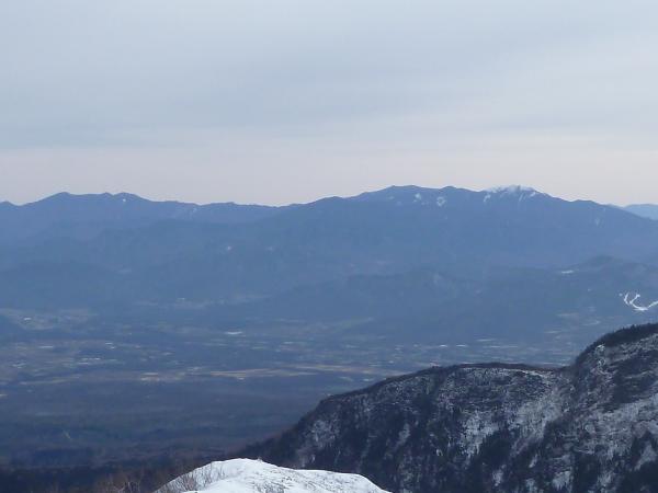 東を見れば、金峰山（右方面）もうっすら雪を被っています。
