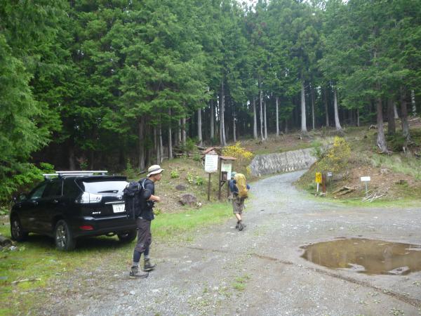 ゲートに車を停めて出発です。