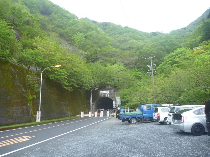 国道306号線沿い、鞍掛トンネルの三重県側に駐車場があり、ここに御池岳の登山口があります。なお、国道306号線は、トンネルより滋賀県側が現在通行止めです。