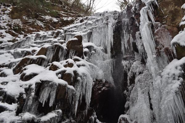 七曲滝。8割ぐらい凍っています