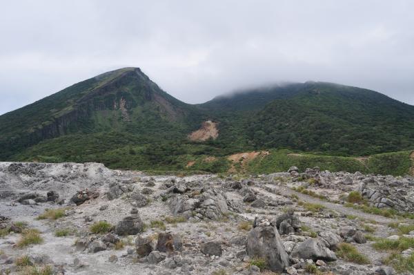 硫黄山から韓国岳方向。山の上はガスっています