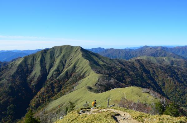 剣山から三嶺へ続く美しい稜線。これを歩きたかった！
