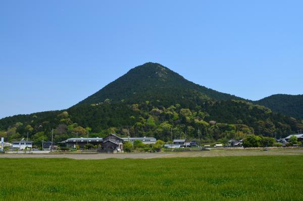 野洲高校付近から眺める三上山。いい形です