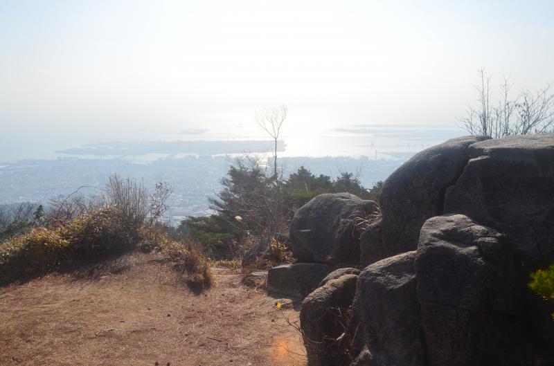 天狗岩から神戸の街並みを眺めます。今年もたくさん六甲山に登りました