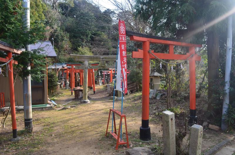 高取山の中腹の神社