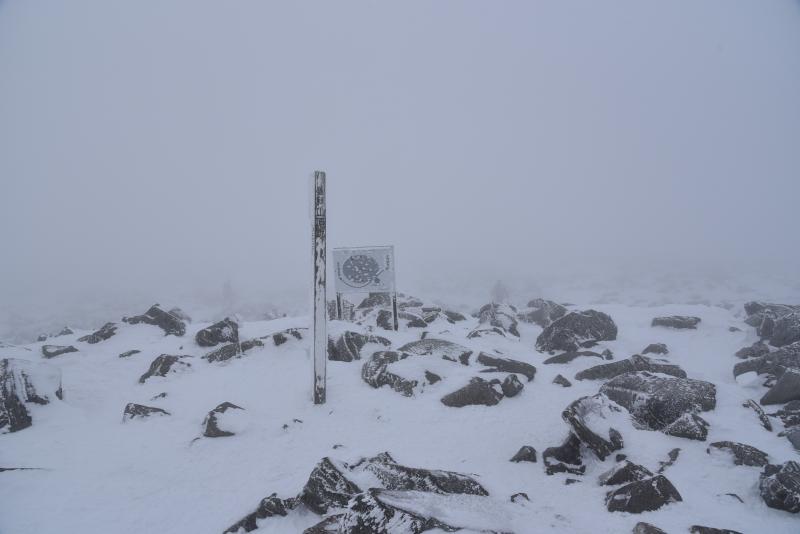 暴風雪の蓼科山の頂上。風が強くて目が開けていられません