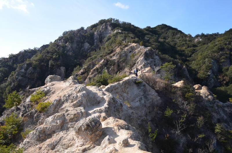 日本で街からもっとも近いアルプスである六甲山・須磨アルプス。奇岩が目を楽しませてくれます。