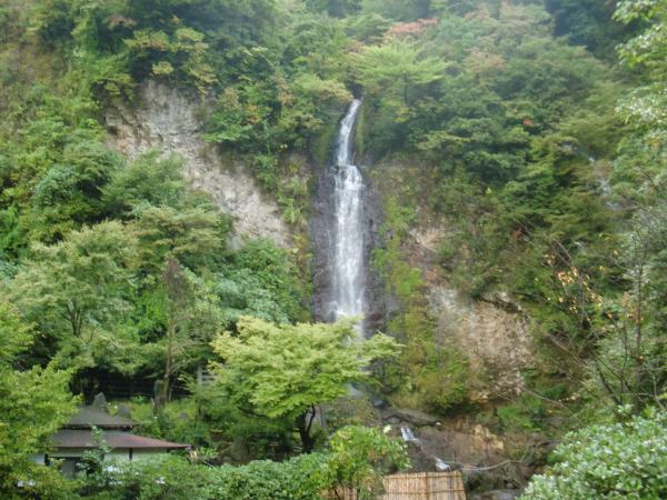 垂玉温泉近くの金龍の滝は雄大な景色。