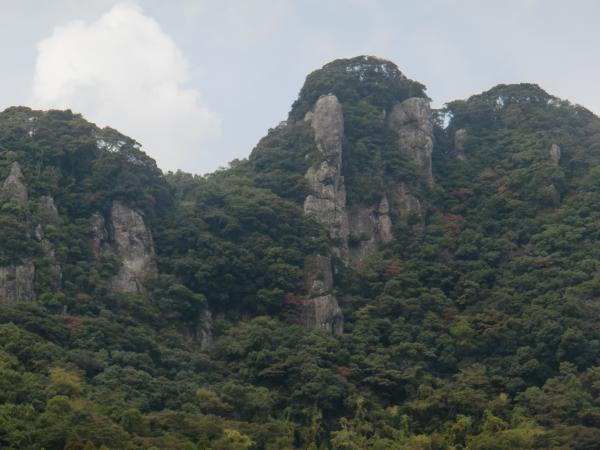 鬼門平全景。鹿児島には低山でも立派な岩稜が多いですね！
