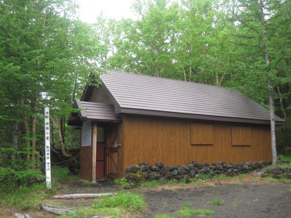 小山秀峰山岳会の避難小屋がありました。