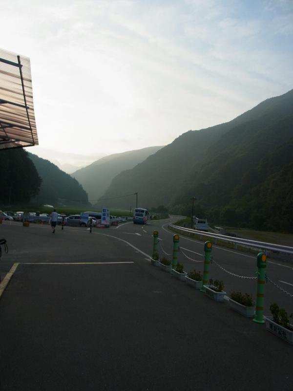 バス待ち。今日も良い一日の始まりです～