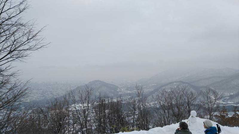 三角山の頂上。のんびりとするのもいいかもしれませんね。