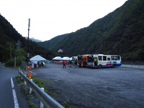 始発のバスと同時に奈良田スタート